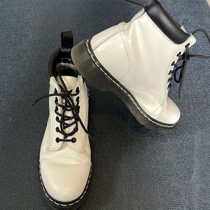 939 Dr. Martens 6-Eye Lace Up